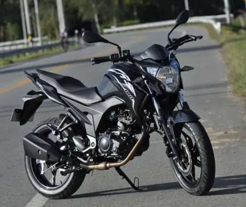 Imagen completa de la moto AKT CR5 en color negro