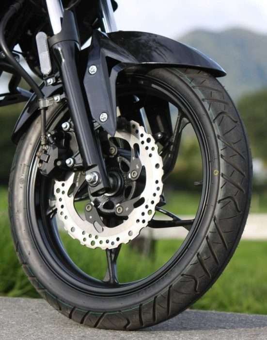 AKT CR5 ed136 012 e1689629158310 Prueba de manejo de una AKT CR5 10 El disco delantero de una AKT CR5