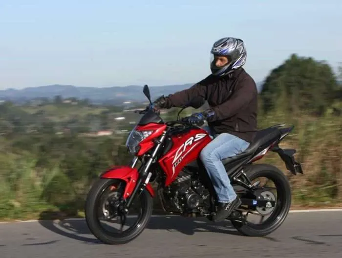 Motociclista sobre una AKT CR5 en carretera
