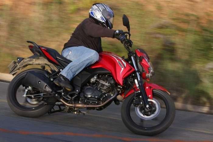 AKT CR5 ed136 02 e1681600809116 Prueba de manejo de una AKT CR5 5 Moto AKT CR5 manejada por un hombre en carretera