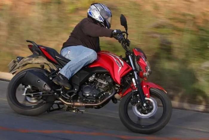 Moto AKT CR5 manejada por un hombre en carretera