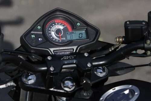 AKT CR5 ed136 04 e1689629228723 Prueba de manejo de una AKT CR5 3 Tablero de la AKT CR5