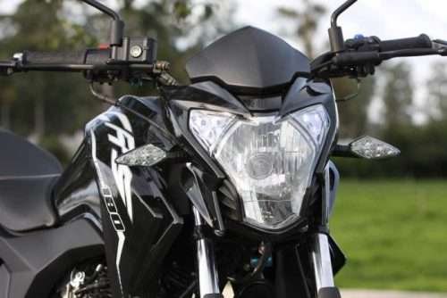 AKT CR5 ed136 06 e1689629277190 Prueba de manejo de una AKT CR5 6 Faro con luces led de una AKT CR5