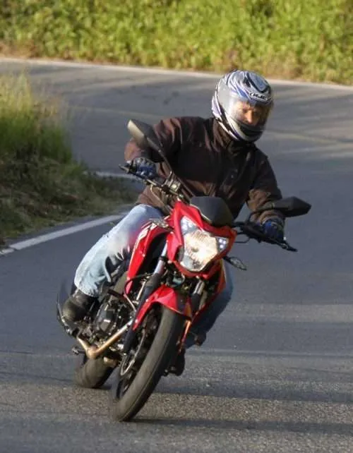 AKT CR5  color rojo en calle manejada por un motociclista