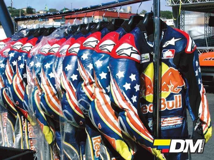 Trajes de cuero de pilotos de la red bull Rookies