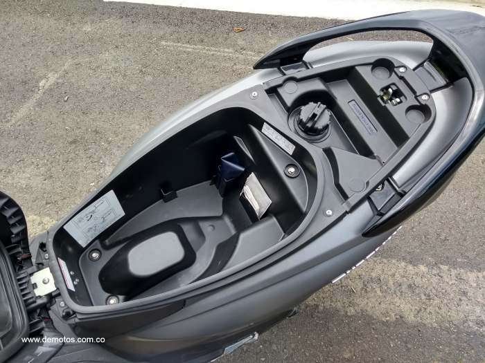 Capacidad de carga bajo el asiento de la Suzuki Burgman Street 125