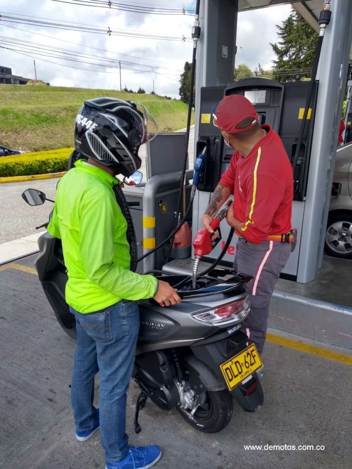 Cargando gasolina en la Suzuki Burgman Street 125 en una estación de servicio 