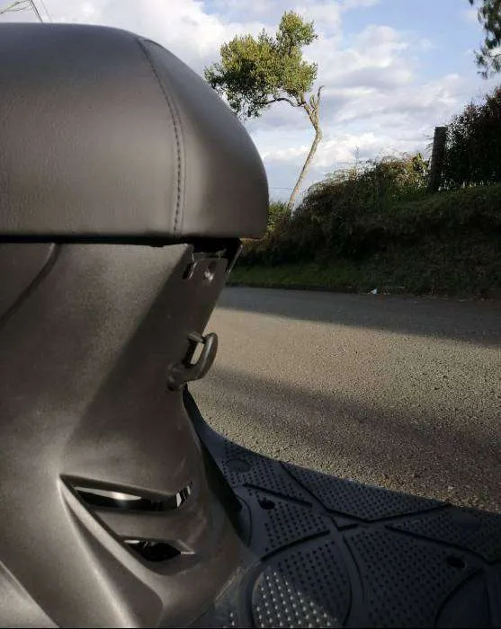 gancho porta bolsas en la AKT Dynamic K 125