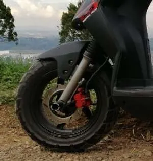 Freno delantero de disco con mordaza de doble pistón AKT Dynamic K 125