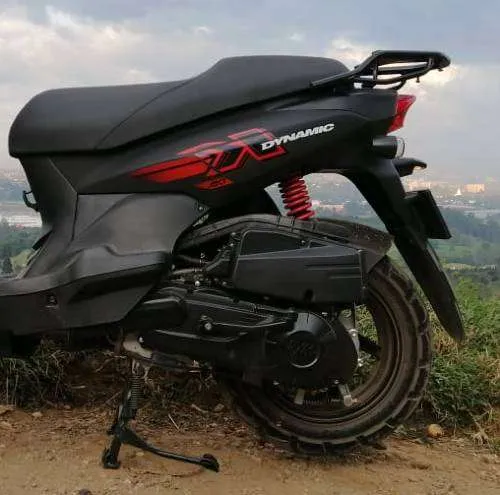 El gato central, la parrilla posterior AKT Dynamic K 125