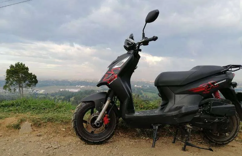 Prueba de manejo de la AKT DYNAMIC K 125, una scooter de ciudad