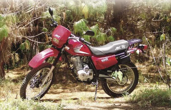 Motocicleta AKT 125 TT todoterreno color rojo