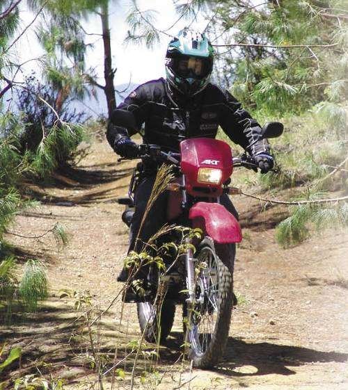 Moto AKT 125TT en una prueba de manejo realizada por un motociclista en carretera destapada