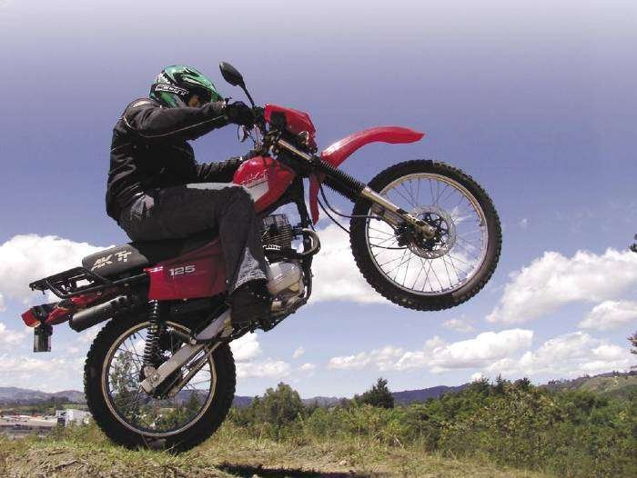 Maniobras de un motociclista en una AKT 125TT