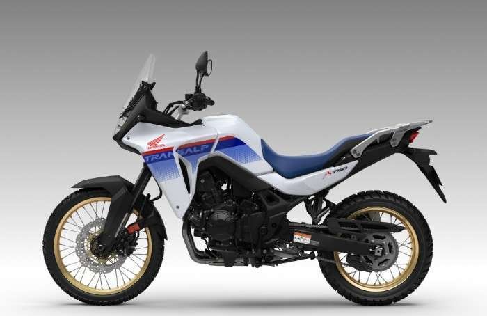Transalp 750 2023 01 Honda Transalp 750 2023 3 Honda Transalp 750 vista lateral de la moto estática