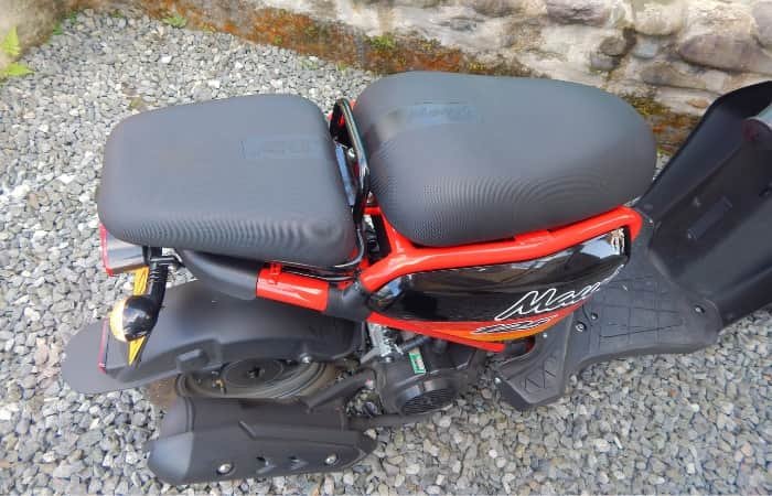 Asiento del motociclista de una Mawi 125 y el espacio para parrillero