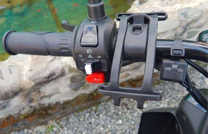 porta celular de la marca FP Fireparts y un cargador USB de la Mawi 125