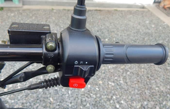 Junto al switch principal se encuentra un gancho porta objetos de la Mawi 125