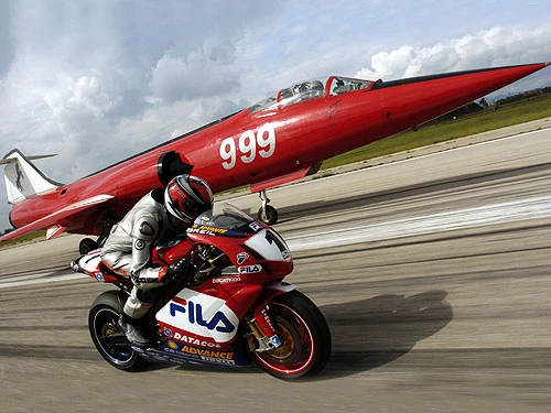 El Duelo: Ducati 999 F04 Vs. Lockheed F104