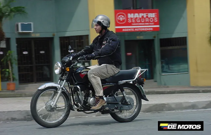 Motociclista montando una Honda ECO 100 en la ciudad