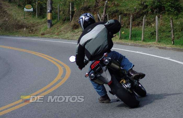 Honda FMX 650 conducida en carretera a gran velocidad