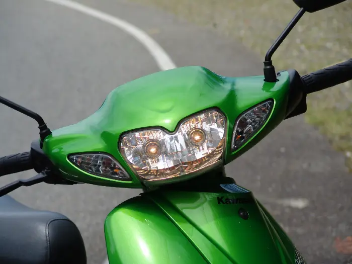 Doble faro delantero de la Kawasaki Kaze 125
