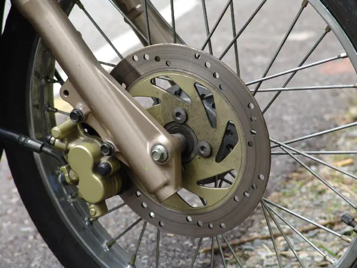 Disco delantero con pinza de doble pistón en la Kaze 125 de Kawasaki