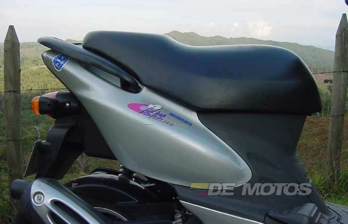 Asiento y motor de la Suzuki Space AN 100