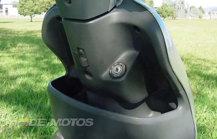 Bolsillo y gancho frontal para colgar paquetes de la Suzuki Space AN 100