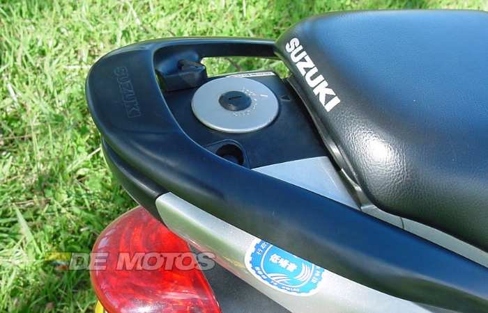 Asiento trasero con llave de seguridad de la Suzuki Space AN 100