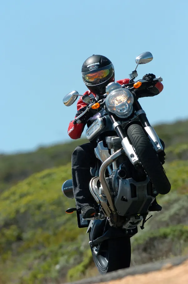 Yamaha MT 01 02 Prueba de conducción de la Yamaha MT-01 2 Prueba de manejo y maniobrabilidad en carretera de la Yamaha MT-01