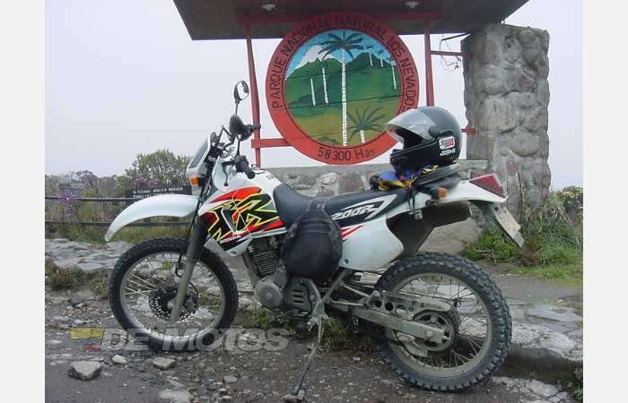 Honda XR 200R estacionada