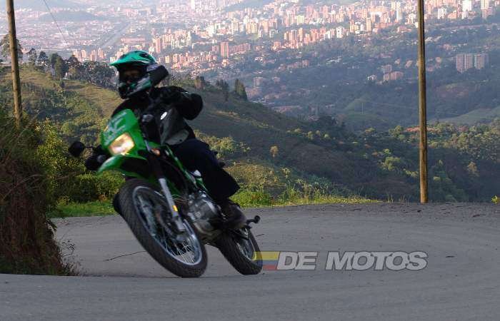 Motero conduciendo la Victory Furax 150 en carretera