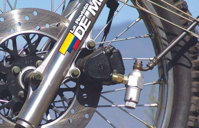 Suspensiones delanteras con barras convencionales de la Victory Furax 150