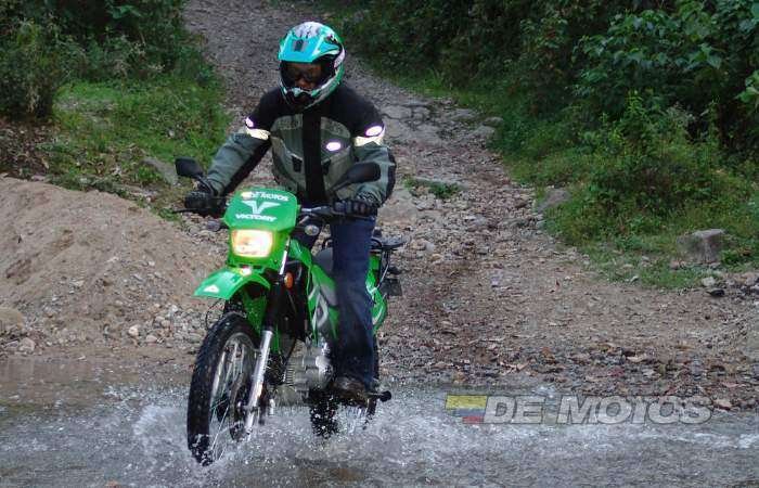 Prueba de manejo en carretera y desempeño en agua de la Victory Furax 150
