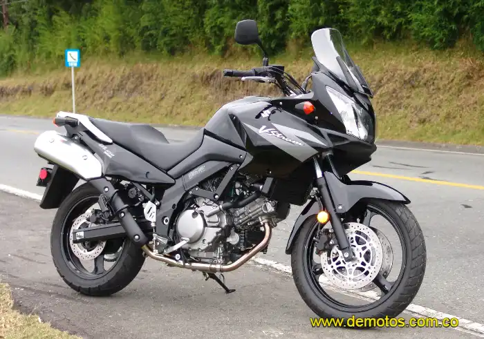 Foto completa de la Suzuki DL650 V-Strom en color negro