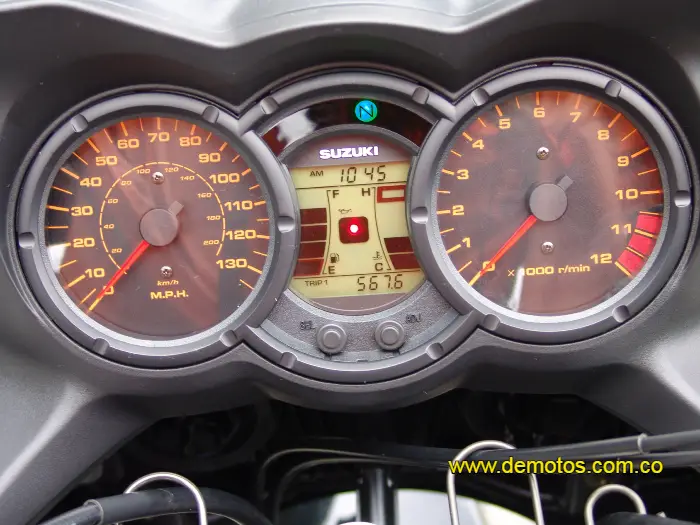 Tablero moderno de una Suzuki DL650 V-Strom