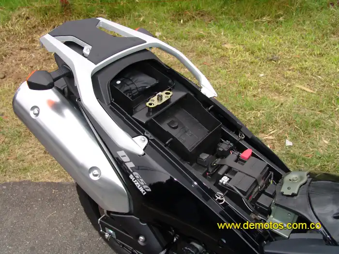 Bajo el asiento de una moto DL650 V-Strom