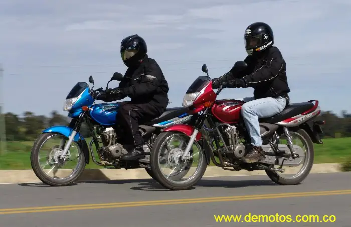 Motociclistas montando en carretera una Wind 125 Kawasaki