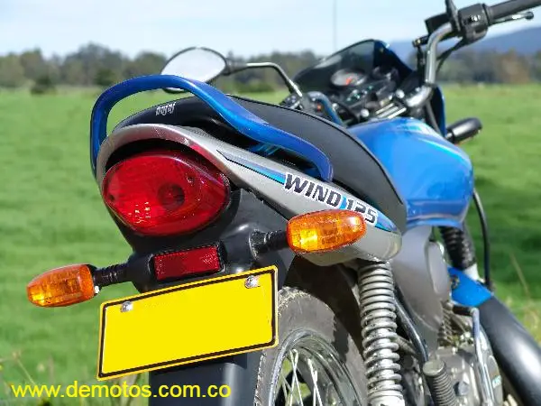 Faros de luces junto al carenaje de la Wind 125 Kawasaki