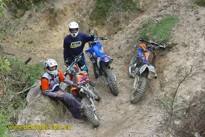  Pilotos que realizaron la prueba de manejo de la Yamaha WR 400 posando con sus respectivas yamahas