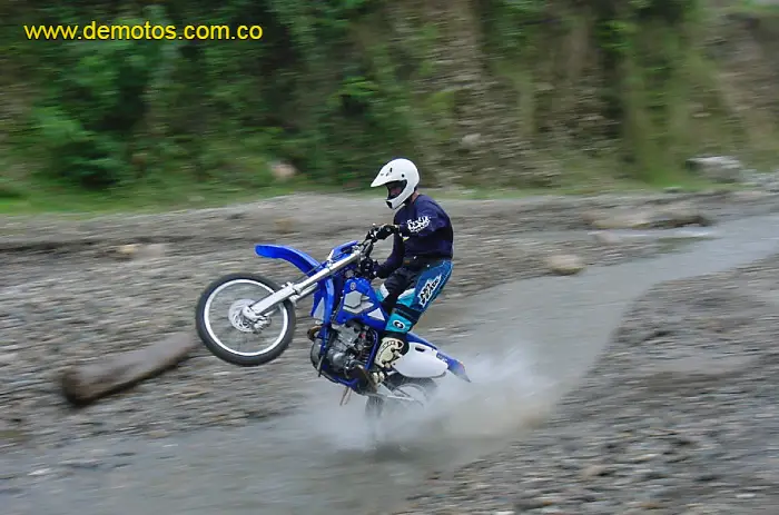 Poniendo a prueba la Yamaha WR 400 en terreno destapado y agua