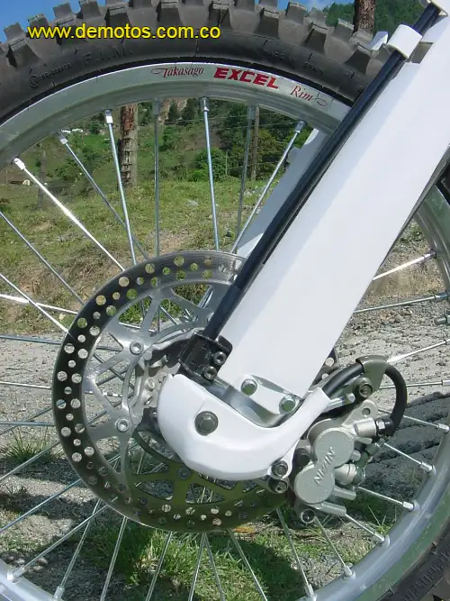 Monobrazo con sistema de suspensión, frenos Nissin y rines Takasago