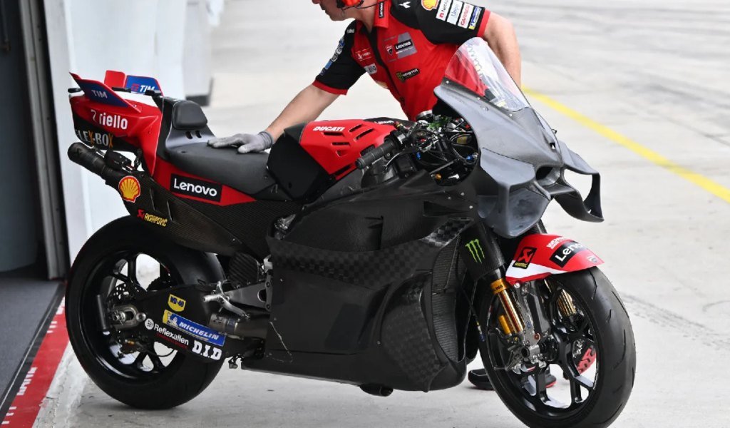moto ducati de pruebas rumores de motogp 2026 Inicio 22 Esta es la Ducati de prueba que se usó en Sepang 2026 para el Shakedown. Pero los rumores de MotoGP 2026 son lo mejor.