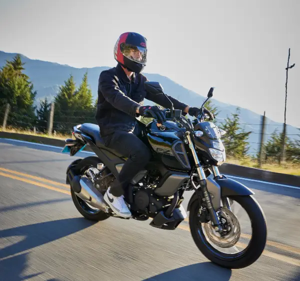 Motero conduciendo una Yamaha FZ Versión 3.0