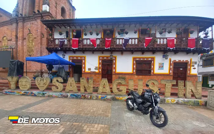 Yamaha FZ estacionada en un pueblo paisa.