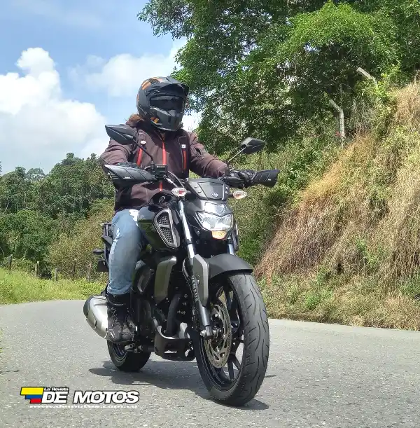 Motociclista montando el Yamaha FZ Versión 3.0