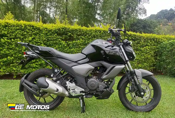 Foto lateral de la Yamaha FZ Versión 3.0 en color negro
