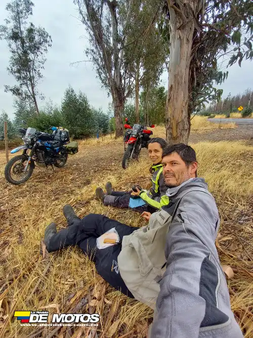 Motociclistas descansando junto a la Hero Xpulse 200