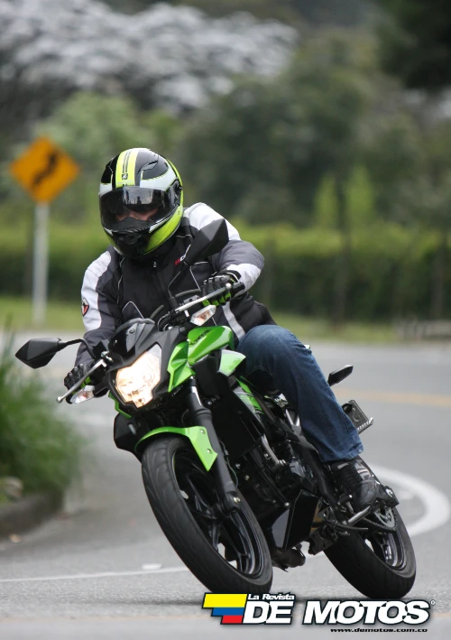 Kawasaki Z250 SL Examen a Fondo 010 Prueba de manejo de la Kawasaki Z250 SL, exprimiendo su potencial 8 Piloto rodando con la Kawasaki-Z250 SL a velocidad en carretera